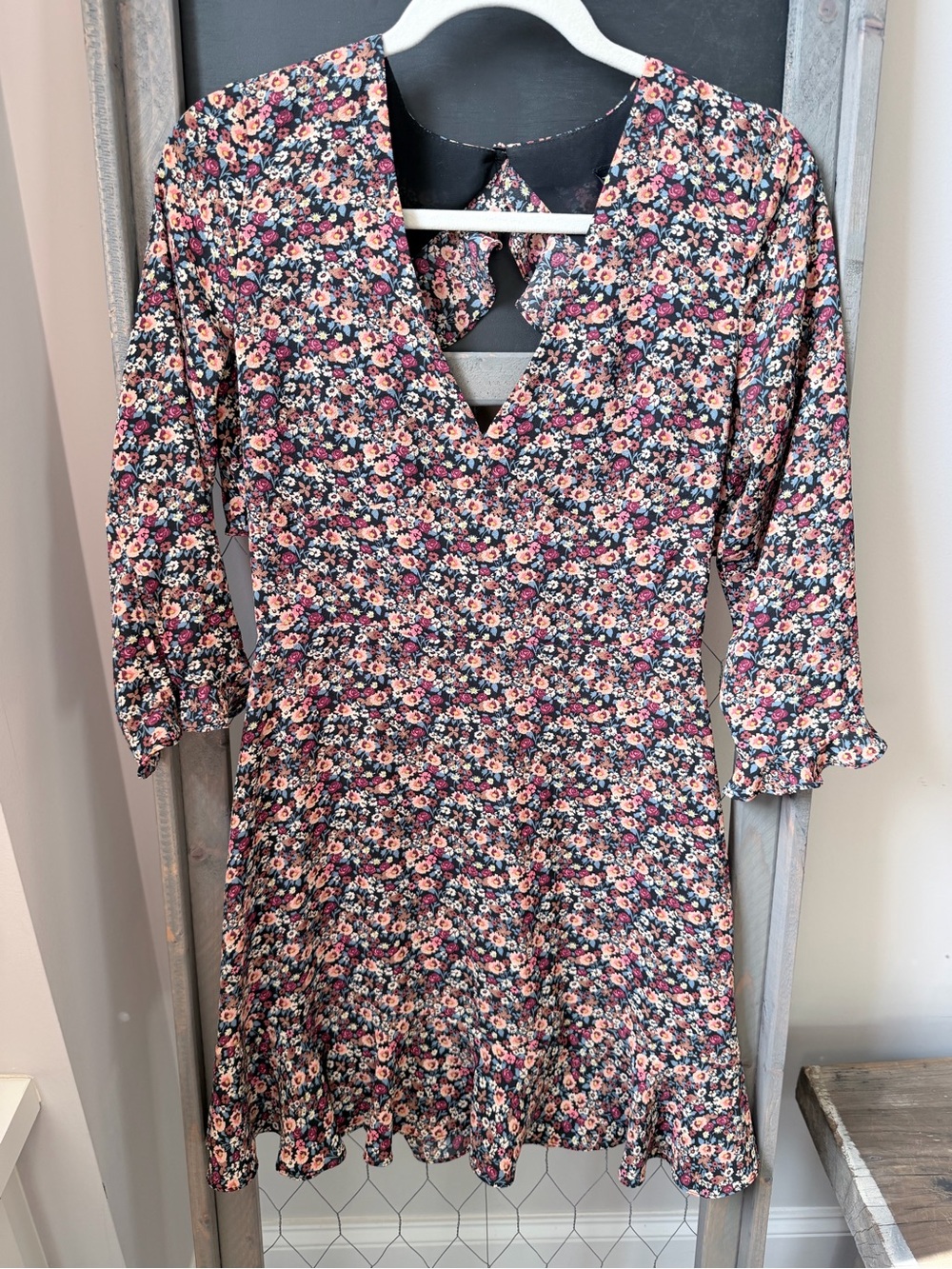 Topshop Size 6 V-Neck Ruffled Hem Flutter Sleeve Floral Dress - Picture 2 of 9